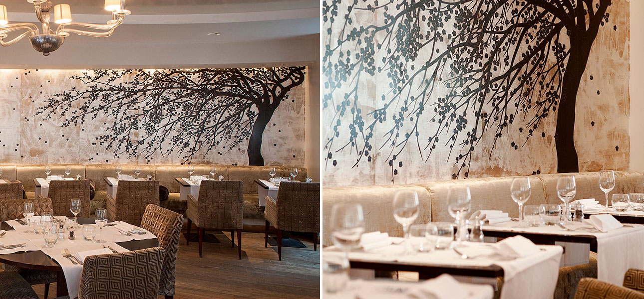 Обои ручная роспись Windswept Blossom Noir on White Metal gilded silk with pearlescent antiquing - фото