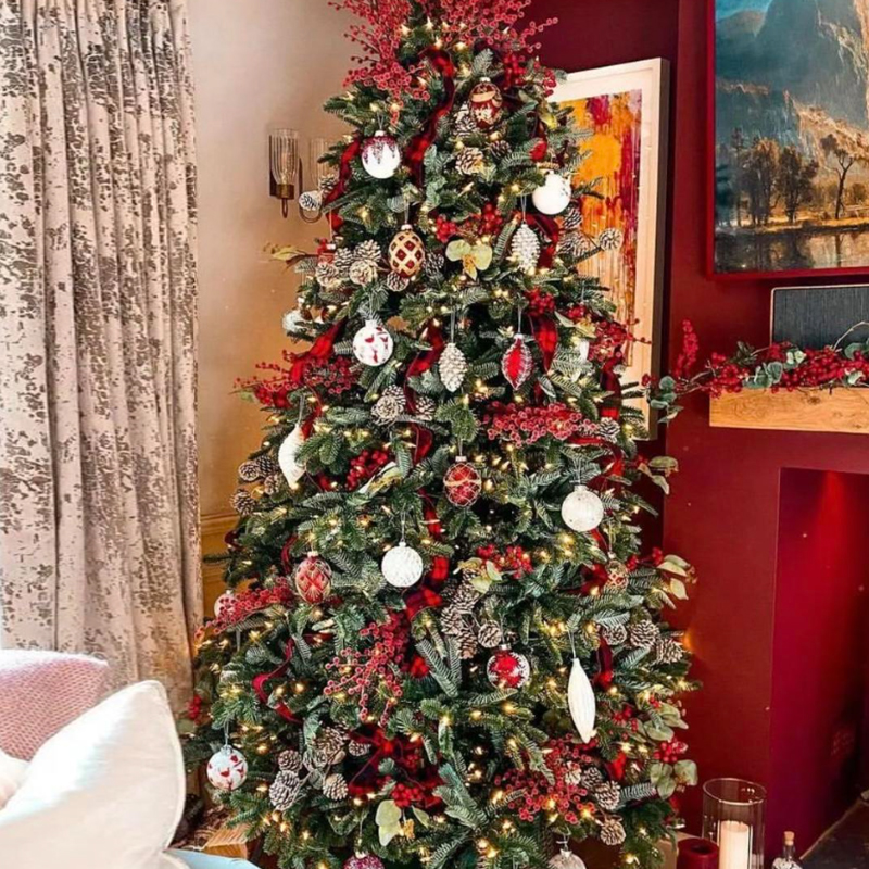 Дизайнерская Елка Украшенная Золотым и Белым декором Pine Cones and Red Decor Красный Белый Зеленый Дизайнерская Елка Украшенная Золотым и Белым декором Pine Cones and Red Decor Красный Белый Зеленый в Барнауле | Loft Concept