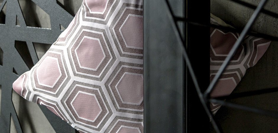 Подушка Hexagon Pink Geometry Подушка Hexagon Pink Geometry - Loft-Concept в Барнауле