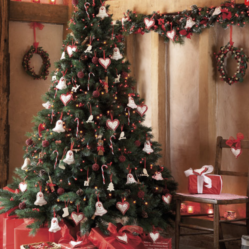 Дизайнерская  Елка с Белым и Красным декором Christmas Tree Gingerbread Decor Белый Красный в Барнауле | Loft Concept 
