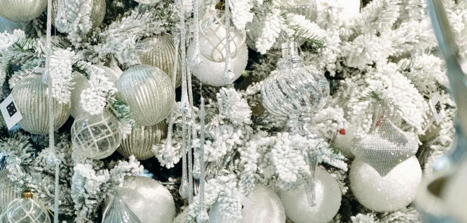 Дизайнерская Елка Заснеженная с Белыми елочными игрушками Christmas Tree White Hoarfrost Дизайнерская Елка Заснеженная с Белыми елочными игрушками Christmas Tree White Hoarfrost - Loft-Concept в Барнауле