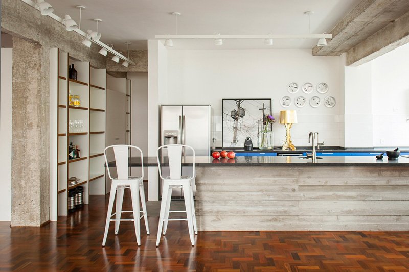 лофт, Маурисио Арруда, квартира 50-х годов, 200 квадратных метров, природные строительные материалы, бетон, дерево, камень, гостиная, столовая, две спальные, ванная комната, прачечная, бильярд, библиотека и кухня