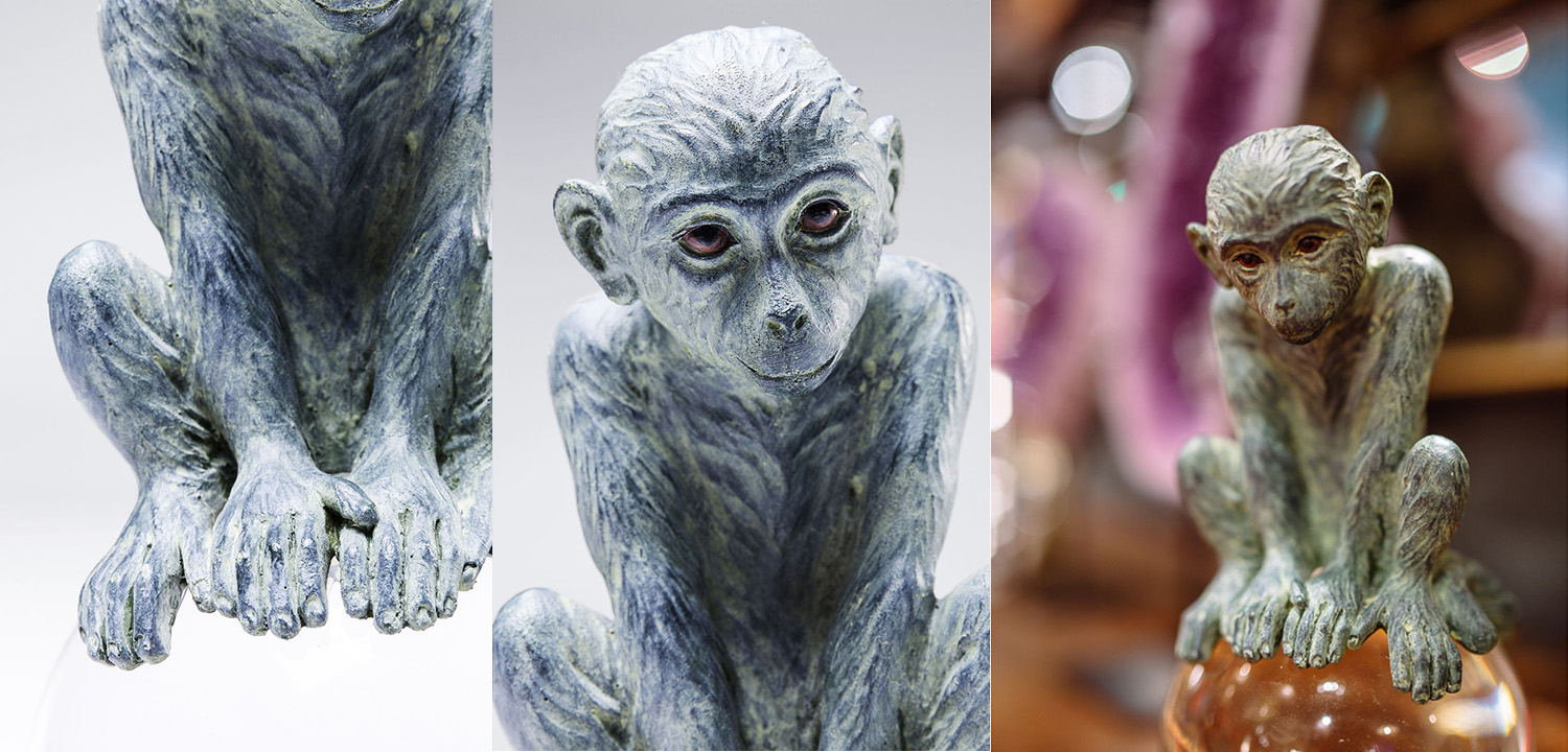 Статуэтка Обезьяна на прозрачном шаре - фото