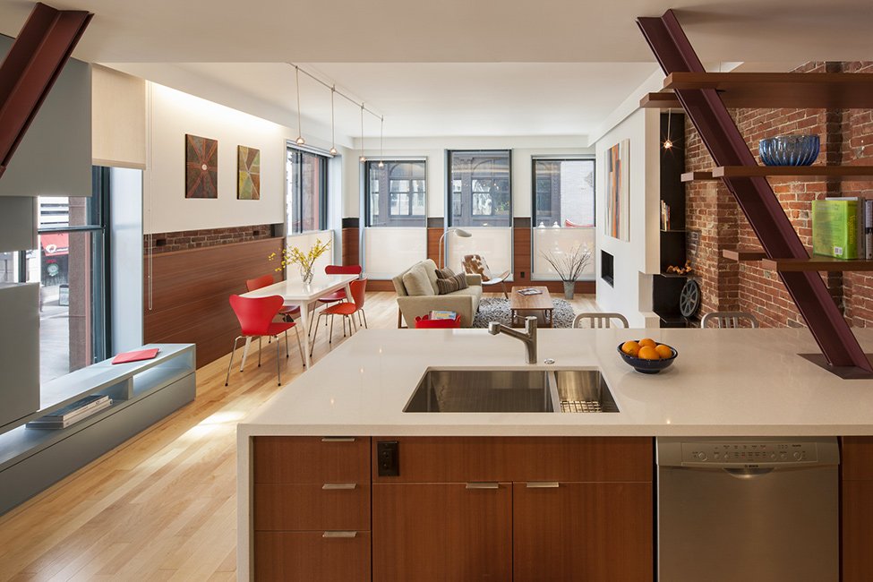 Жилой комплекс апартаментов в стиле «лофт», большие окна, дерево, светлый