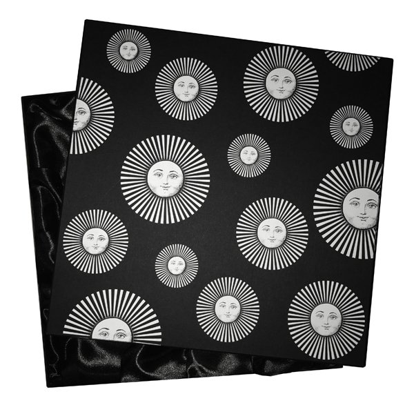 Подарочная коробка для тарелок Fornasetti Черно-белый Подарочная коробка для тарелок Fornasetti Черно-белый в Барнауле | Loft Concept