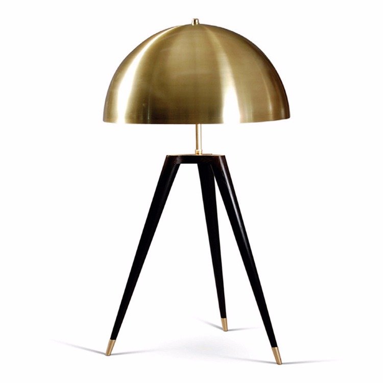 Настольная лампа Matthew Fairbank Fife Tripod Table Lamp Черный Глянцевое золото Настольная лампа Matthew Fairbank Fife Tripod Table Lamp Черный Глянцевое золото в Барнауле | Loft Concept
