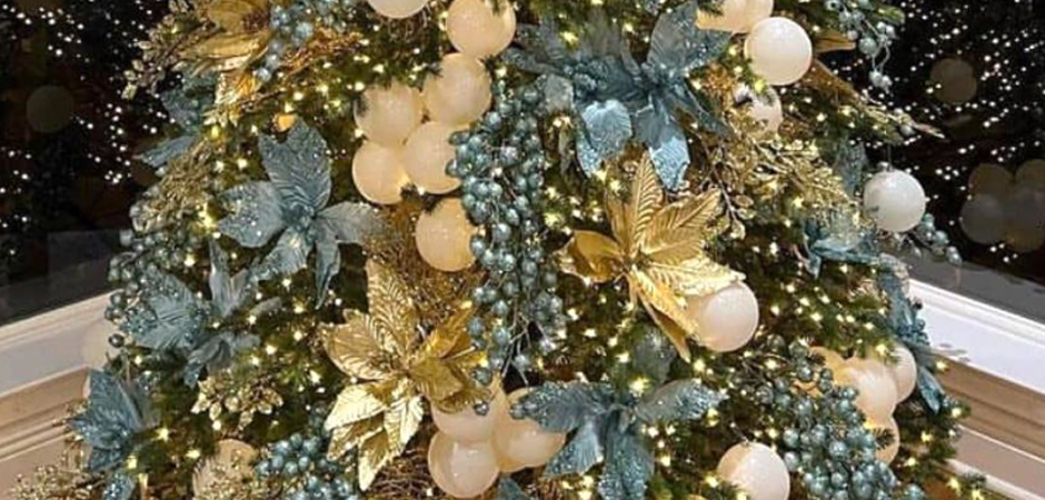Дизайнерская Елка украшенная Золотыми и Голубыми Цветами Golden and Blue Flowers Дизайнерская Елка украшенная Золотыми и Голубыми Цветами Golden and Blue Flowers - Loft-Concept в Барнауле