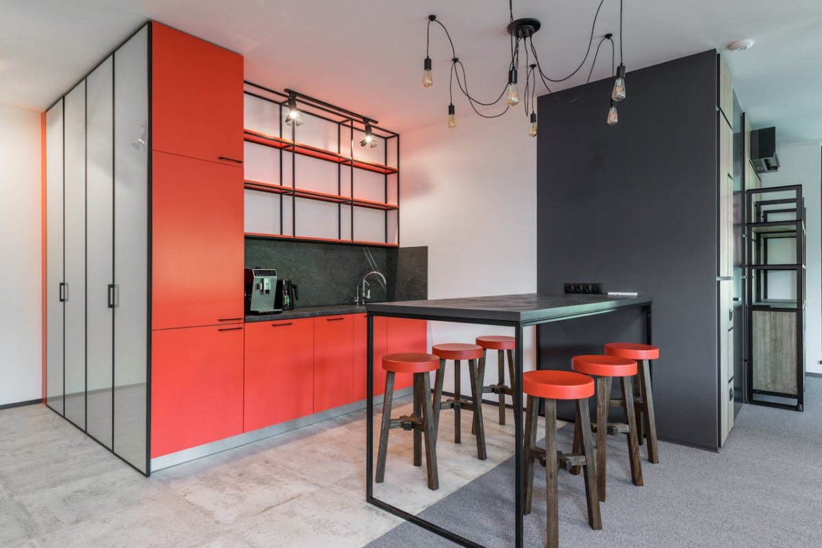 потолочная люстра над столом