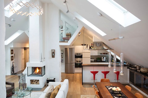 Открытое пространство в стиле лофт в белом цвете кухня столовая