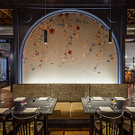 Обои ручная роспись Falling Flowers Standard colourway on Pale Grey dyed silk варинант исполнения - 1 | Loft Concept в Барнауле