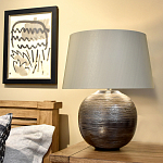 Настольная лампа с круглым фарфоровым основанием ручной работы с покрытием глазурью и белым абажуром из искусственного шелка Elstead Lighting варинант исполнения - 2 | Loft Concept в Барнауле