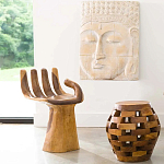 Стул из массива дерева в виде руки God