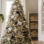 Дизайнерская Елка украшенная шарами в бежевых тонах и декором в виде белых цветов и шишек варинант исполнения - 1 | Loft Concept в Барнауле