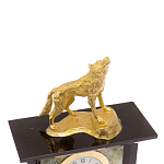 Часы настольные с декором в виде волка из натурального камня Офиокальцит Wolf Stone Clock варинант исполнения - 3 | Loft Concept в Барнауле