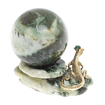 Шар с декором в виде бронзовой ящерицы на подставке из натурального камня Змеевик Natural Stone Spheres 4.5 см варинант исполнения - 2 | Loft Concept в Барнауле