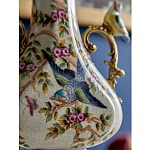 Ваза белого цвета из фарфора с цветочным рисунком и бронзовыми ручками с фигурками птиц Eden Garden porcelain and bronze варинант исполнения - 4 | Loft Concept в Барнауле