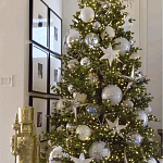 Украшенная Новогодняя Елка с серебряными шарами и звездами варинант исполнения - 1 | Loft Concept в Барнауле