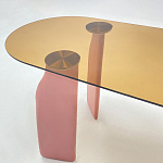 Обеденный стол со стеклянной столешницей и розовыми ножками с тканевой обивкой Wrigley варинант исполнения - 4 | Loft Concept в Барнауле