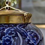 Ваза с насыщенным синим орнаментом и золотой крышкой Blue & White Ornament  варинант исполнения - 3 | Loft Concept в Барнауле