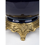 Ваза темно-синяя фарфоровая на бронзовой подставке с ажурным ободком и изогнутыми ручками Eden Garden варинант исполнения - 3 | Loft Concept в Барнауле