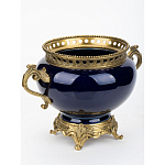 Ваза темно-синяя фарфоровая на бронзовой подставке с ажурным ободком и изогнутыми ручками Eden Garden варинант исполнения - 2 | Loft Concept в Барнауле