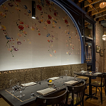 Обои ручная роспись Falling Flowers Standard colourway on Pale Grey dyed silk варинант исполнения - 2 | Loft Concept в Барнауле