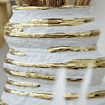 Ваза белая с рельефной поверхностью и золотыми полосами Vase Beehive варинант исполнения - 3 | Loft Concept в Барнауле