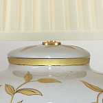 Настольная лампа с фарфоровым основанием бежевого цвета с рисунком и плиссированным абажуром на темной подставке Elstead Lighting варинант исполнения - 8 | Loft Concept в Барнауле