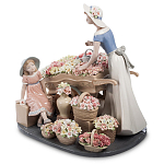 Статуэтка фарфоровая Девушка и маленькая девочка с цветами Charming Statuette варинант исполнения - 1 | Loft Concept в Барнауле