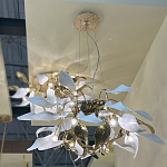 Люстра подвесная с белыми матовыми и золотыми глянцевыми листьями Wintery flovers варинант исполнения - 4 | Loft Concept в Барнауле