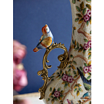 Ваза белого цвета из фарфора с цветочным рисунком и бронзовыми ручками с фигурками птиц Eden Garden porcelain and bronze варинант исполнения - 1 | Loft Concept в Барнауле