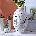 Ваза с декоративными лицами и графическими элементами в виде сердец и символов Faces of Imagination варинант исполнения - 3 | Loft Concept в Барнауле