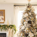 Дизайнерская Елка украшенная шарами в бежевых тонах и декором в виде белых цветов и шишек варинант исполнения - 3 | Loft Concept в Барнауле