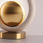 Настольная лампа с бежевым текстурным кольцом и латунным шаром в центре Tactile   варинант исполнения - 7 | Loft Concept в Барнауле
