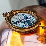 Картина с изображением павлинов в саду в овальной позолоченной раме с кисточкой Chinoiserie Imperial Garden Peacocks on a Tree Poster варинант исполнения - 3 | Loft Concept в Барнауле