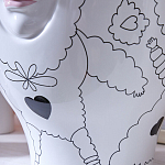 Ваза с декоративными лицами и графическими элементами в виде сердец и символов Faces of Imagination варинант исполнения - 10 | Loft Concept в Барнауле