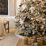 Дизайнерская Елка украшенная шарами в бежевых тонах и декором в виде белых цветов и шишек варинант исполнения - 2 | Loft Concept в Барнауле