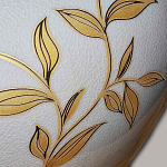 Настольная лампа с фарфоровым основанием бежевого цвета с рисунком и плиссированным абажуром на темной подставке Elstead Lighting варинант исполнения - 9 | Loft Concept в Барнауле