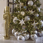 Украшенная Новогодняя Елка с серебряными шарами и звездами варинант исполнения - 2 | Loft Concept в Барнауле