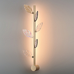 Бра с золотистой вертикальной трубкой и декоративными прозрачными листьями из стекла Sylva  варинант исполнения - 4 | Loft Concept в Барнауле