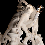 Люстра с тремя фигурами обезьян с лампочками в руках белого цвета Hanging Monkey варинант исполнения - 4 | Loft Concept в Барнауле