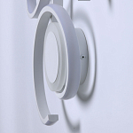 Бра белого цвета с изогнутыми световыми линиями и круглым основанием Luke Lampco Tracer Lamp варинант исполнения - 6 | Loft Concept в Барнауле