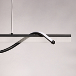 Люстра линейная черного цвета с волнообразным металлическим элементом Luke Lampco Tracer Lamp варинант исполнения - 8 | Loft Concept в Барнауле