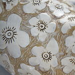 Статуэтка курица с резными белыми цветами на бежевой фактурной поверхности Rustic Chicken варинант исполнения - 2 | Loft Concept в Барнауле