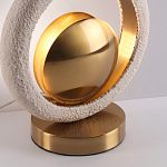 Настольная лампа с бежевым текстурным кольцом и латунным шаром в центре Tactile   варинант исполнения - 8 | Loft Concept в Барнауле