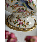 Ваза белого цвета из фарфора с цветочным рисунком и бронзовыми ручками с фигурками птиц Eden Garden porcelain and bronze варинант исполнения - 3 | Loft Concept в Барнауле