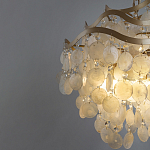 Люстра подвесная с белыми перламутровыми подвесками и изогнутыми золотистыми элементами Диаметр 50 см SHELL Chandelier варинант исполнения - 3 | Loft Concept в Барнауле