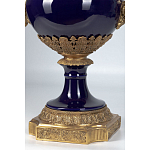 Ваза темно-синего цвета из фарфора с бронзовыми ручками в виде фигур Eden Garden porcelain and bronze варинант исполнения - 4 | Loft Concept в Барнауле