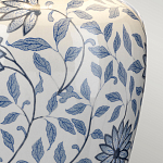 Настольная лампа с керамическим основанием в белом цвете с синим цветочным орнаментом на темной деревянной подставке и тканевым абажуром Elstead Lighting варинант исполнения - 4 | Loft Concept в Барнауле