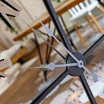 Часы настенные зеркальные с серебряным металлическим циферблатом Mirror Tower Clock варинант исполнения - 3 | Loft Concept в Барнауле